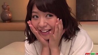 Wakaba Onoue'Nun Sıcak Yatak Odası Deneyimi: Japon Bir Milf'In Arzulu Ekranı