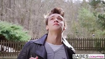 Amatör Genç Niki Sweet, Açık Havada Sikişiyor Ve Boşalma Eylemiyle Meşgul Oluyor