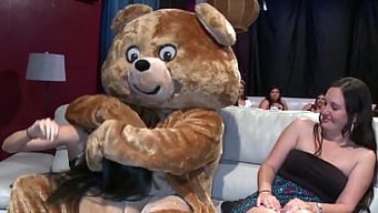 Dans Eden Ayı Ve Cfnm Parti Tuhaflıklarıyla Grup Seks