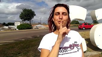 Ela Baez'In Küçük Göğüsleri Ve Kanoları Uber'E Kaydediliyor