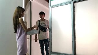 Bir Hintli Ve Beyaz Bir Çiftle Aile Seks, Boyut Sorunları Nedeniyle Yanlış Gidiyor