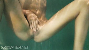 Genç Ve Azgın Kızlar Açık Havada Kendilerini Tatmin Ediyorlar