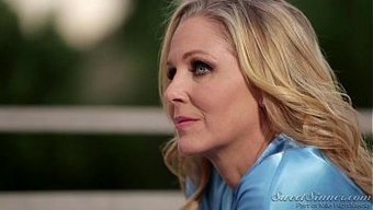 Orta Yaşlı Kadın, Duygusal Bir Buluşmada Partnerlerini Değiştiriyor