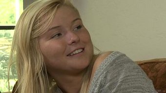 Olgun Ve Genç, Sıcak Bir Yalama Sahnesinde Yakından Ve Kişisel Olarak Kalkıyorlar