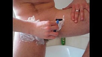 Adamın Özel Bölgeleri Temiz Bir Traş Alıyor