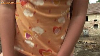 Ilk Kez Kızıl Saçlı Bebek Sert Açık Hava Eylemi Alıyor