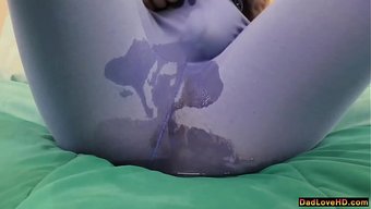 Mastürbasyon Yaparak Külotumu Islattım Ve Üvey Babam Beni Yakaladı, Ben De Ona Ne Yaptığımı Anlattım.