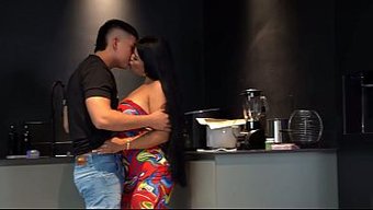 Göründüğü Gibi Değil! - Koca, Karısı Ve Arkadaşını Yakalıyor