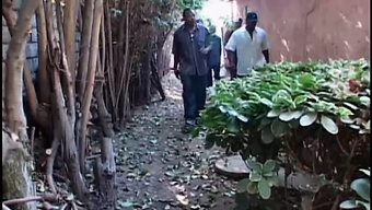 Genç Sarışın Çift Penetrasyonlu Grup Seksin Tadını Çıkarıyor