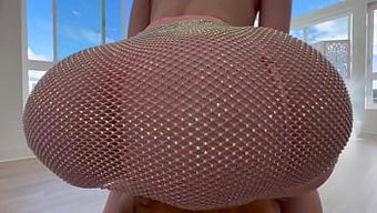 Güzel Kızıl Kız, Koca Siyah Bir Sikle Kıçına Alıyor