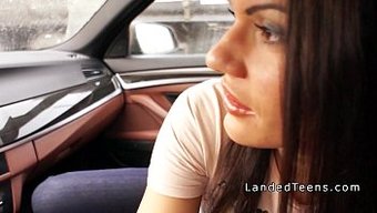 Röntgencilik Arabası Genç Bir Güzellikle Vahşi Bir Anal Buluşmaya Dönüşüyor