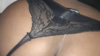 Siyah Güzellik Çarpıcı Arka Ucunu Sergiliyor