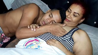 Adamın Üvey Annesinin Kocaman Doğal Memeleri Var, Yalamaya Bayılıyor.