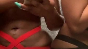 Afrikalı Güzellik, Yüksek Çözünürlükte Cızırtı Veriyor