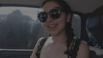 Genç Bir Kadın Arabada Deneyimli Bir Ajandan Yardım Arıyor.