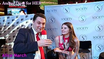 Andrea Diprè, Her Için Özel Olarak Alice March Ile Birlikte Duygusal Bir Performans Sergiliyor