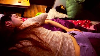 Üvey Kız Kardeş, Sert Seks Seansı Sırasında Acımasız Bir Yarak Tarafından Baştan Çıkarılıyor