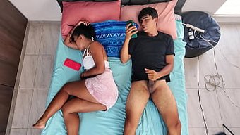 Üvey Kuzeninin Devasa Poposu Gizli Kamera Videosunda Benim Yarrağımda Vahşi Bir Yolculuk Yapıyor