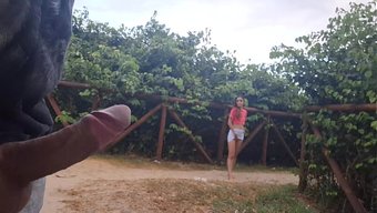 Yoldan Geçen Bir Kıza El Işi Çekiyordu, Belli Ki Sike Ihtiyacı Vardı.