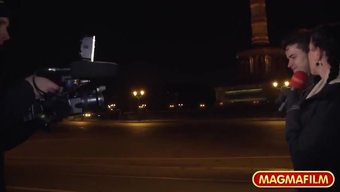 Sergici Çift Berlin'De Halka Açık Seks Keşfediyor