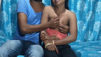 Grup Seks Seansında Hintli Bir Bebekle Duygusal Bir Cowgirl Sürüşü