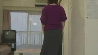 Baştan Çıkarıcı Japon Annesiyle Acımasız Amcık Sikişi