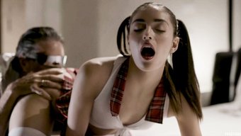 Minyon Ai Bebek, Yoğun Anal Seks Için Büyük Bir Yarrağa Meydan Okuyor