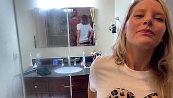 Aldatan Eş Iş Üstünde Yakalanır Ve Banyoda Itiraf Eder