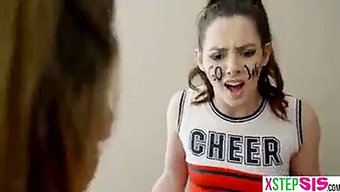 Üvey Anne Ve Üvey Kızı, Üvey Erkek Kardeşleriyle Tabu Üçlüye Giriyorlar