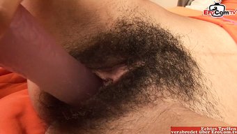 Doğal Vücut Saçları Ve Küçük Göğüslere Sahip Genç Bir Latin Kadın, Kendini Tatmin Etmek Için Bir Seks Oyuncağı Kullanıyor.