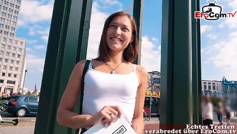 Yurtta Pov Randevusunda, Minyon Göğüslü Avrupalı Genç Kız