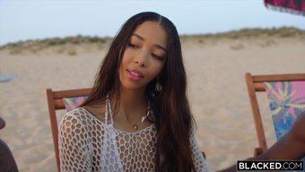 Güzel Siyah Kadın Iş Yerinde Iki Siyah Adamı Baştan Çıkarır Ve Onlarla Sevişir.