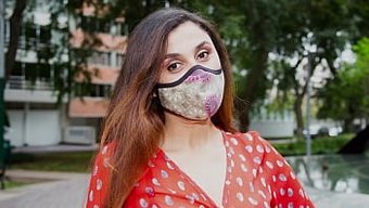 Yardıma Muhtaç Latin Kadın, Bir Yabancı Tarafından Baştan Çıkarılıyor.