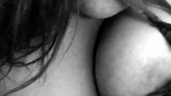 Sinirlendiren Ve Göğüslere Maruz Bırakan Göğüsleri Sergileyen Eski Bir Video