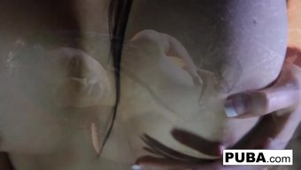 Güzel Esmer, Yağla Vücut Masajı Alıyor