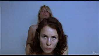 Danimarkalı Porno Yıldızı, Açık Sahnede Strap-On Kullanıyor