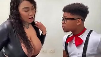 Doğal Göğüsler Ve Büyük Göğüsler Hareket Halinde