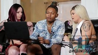 Iki Genç Kadın, Derslerini Ihmal Ederken Irklararası Seks Ve Popo Oyununa Giriyorlar