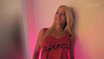 Canlı Sarışının Göğüslerinde Ev Yapımı Videoda Yoğun Bir Yolculuk