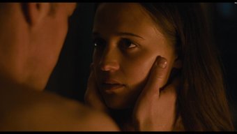 Alicia Vikander, Öpüşme Ve Üstsüz Sahnelerin Etkileyici Bir Gösterisinde