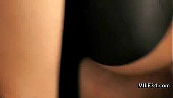 Tatilde Yüzüne Boşalan Dolgun Göğüslü Milf