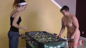 Iki Çarpıcı Kadın, Striptiz Top Oyununa Giriyorlar