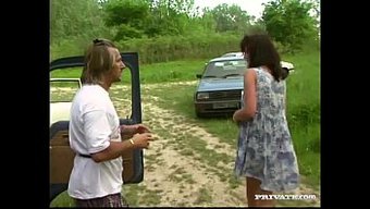 Nicole'Un Retro Üçlü Macerası, Sert Sikiş Ve Yüzüne Boşalma Ile.