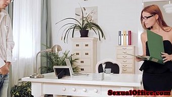 Çarpıcı Kızıl Saçlı Yönetici, Ofiste Yeni Çalışanı Baştan Çıkarıyor