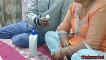 Hintli Olgun Kadın, Samimi Talimatlarla Ilk Kez Anal Penetrasyona Rehberlik Ediyor