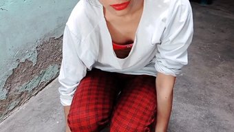 Dar Amcıklı Desi Hizmetçi, Fahişe Olmak Için Para Alıyor Ve 4k Videoda Sikişiyor