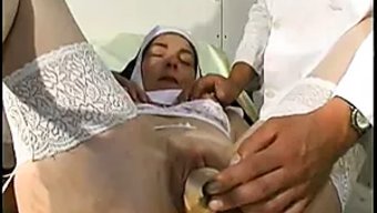 Fransız Rahibe Anal Olarak Hakimiyet Altına Alındı Ve Alışılmadık Nesnelerle Yüzüne Boşaltıldı