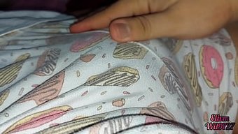 Üvey Erkek Kardeş Ve Üvey Kız Kardeş, Bir Porno Videosu Izledikten Sonra Ilk Kez Karşılaşıyorlar