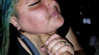 Üvey Kız Kardeşim Bana Boğazını Uzatıyor, Ben De Anneme Ve Babama Çıktığı Adamı Anlatmamak Için.