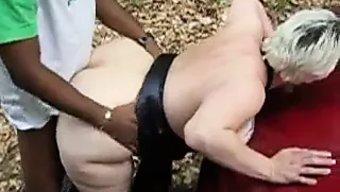 Dolgun Orta Yaşlı Bir Kadın, Iyi Donanımlı Bir Siyah Adamla Zevk Yaşıyor.